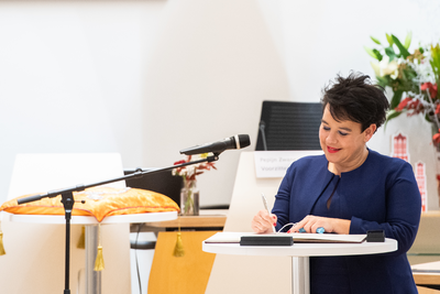 911044 Afbeelding van burgemeester Sharon Dijksma die de verklaring van belofte ondertekent bij haar installatie als ...